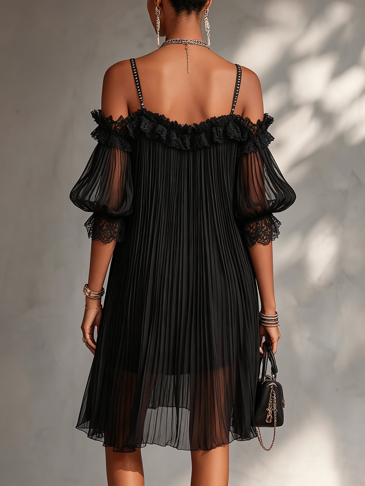 Camille | Schwarzes Chiffon-Minikleid mit schulterfreien Trägern und Spitzenakzenten