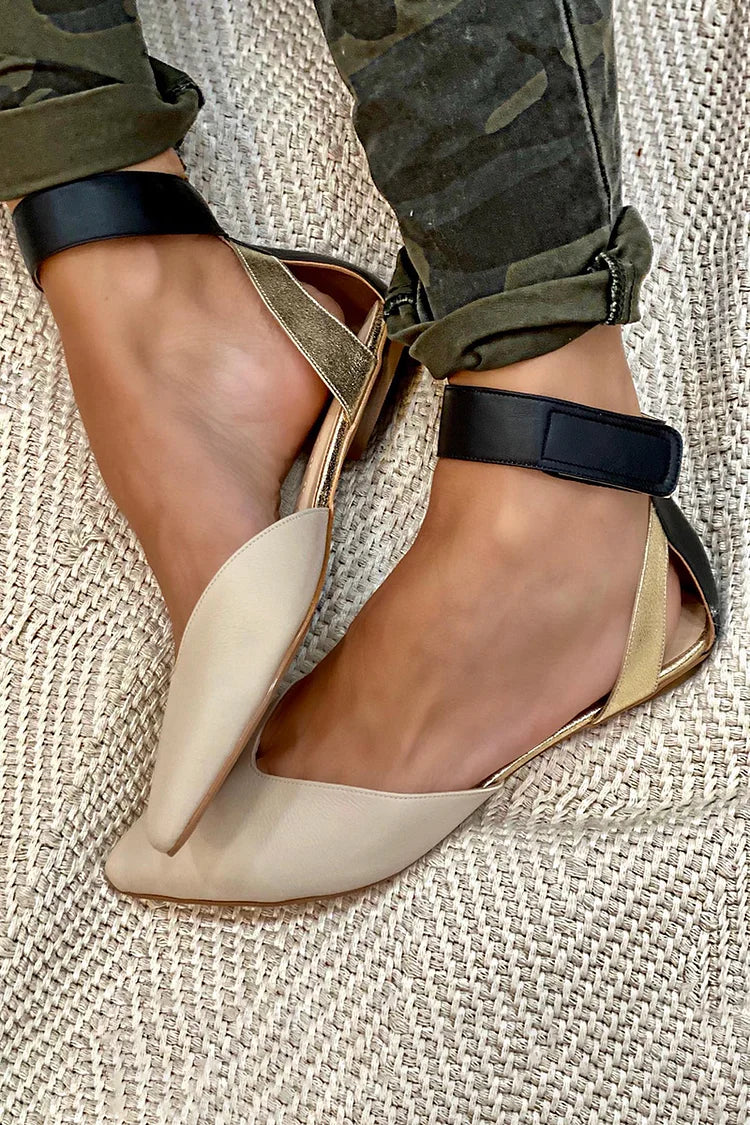 Color-Block Ballerinas mit Cut-Outs, spitzem Zehenbereich und Knöchelriemen