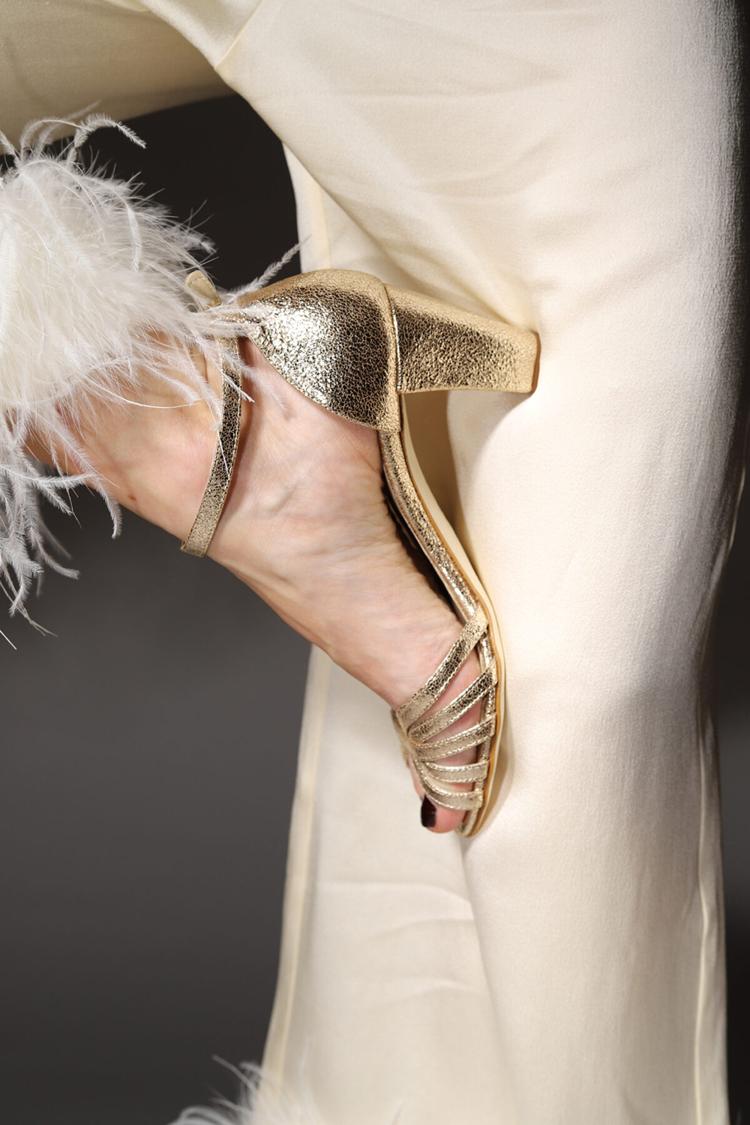 Glänzende Metallic-Gold Peep-Toe-Pumps mit breitem Absatz und Knöchelriemen
