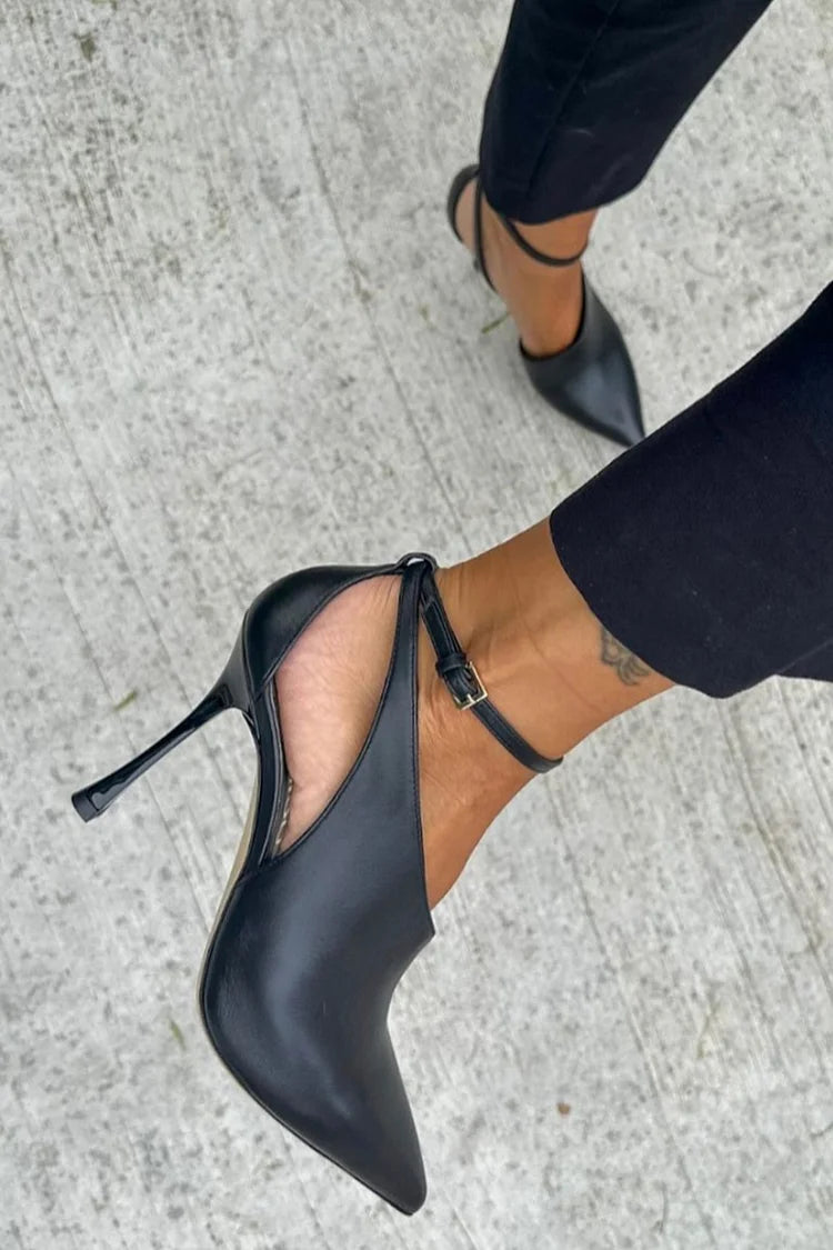 Schwarze Cut-Out-Pumps mit spitzem Zehen, Absatz und Knöchelriemen