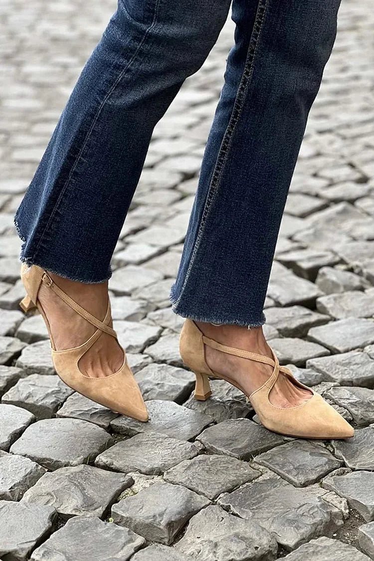 Kaki Pumps mit niedrigem Absatz, spitzem Vorderteil, einfarbiger Schnalle und gekreuzten Riemen