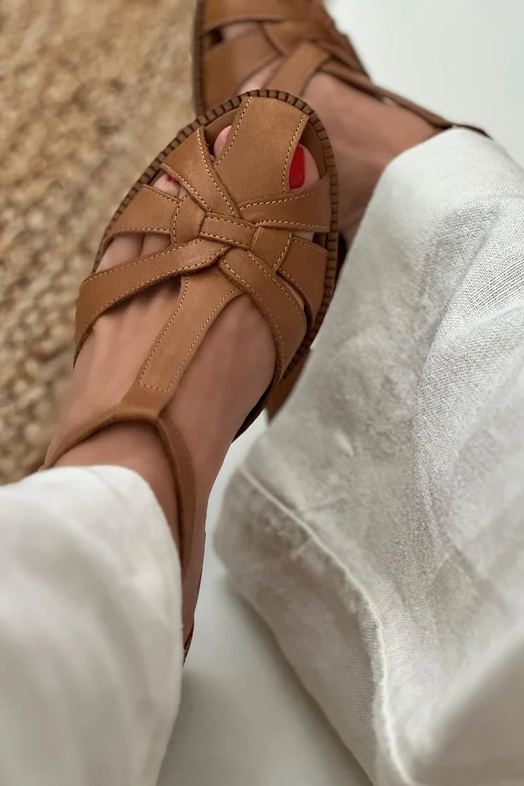 Braune Pumps mit breitem Cut-Out, geflochtenem Design, Schnalle und T-Riemen