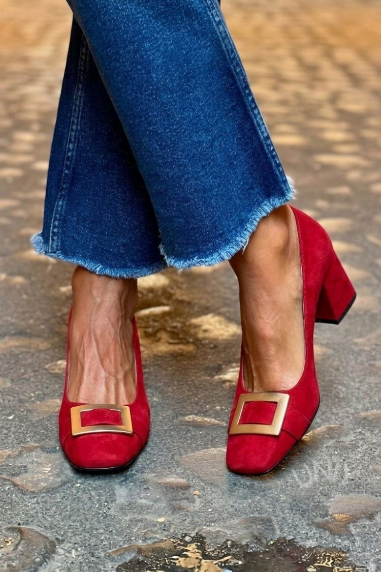 Blaues Patchwork-Pump-Modell mit breitem Absatz und quadratischer Spitze