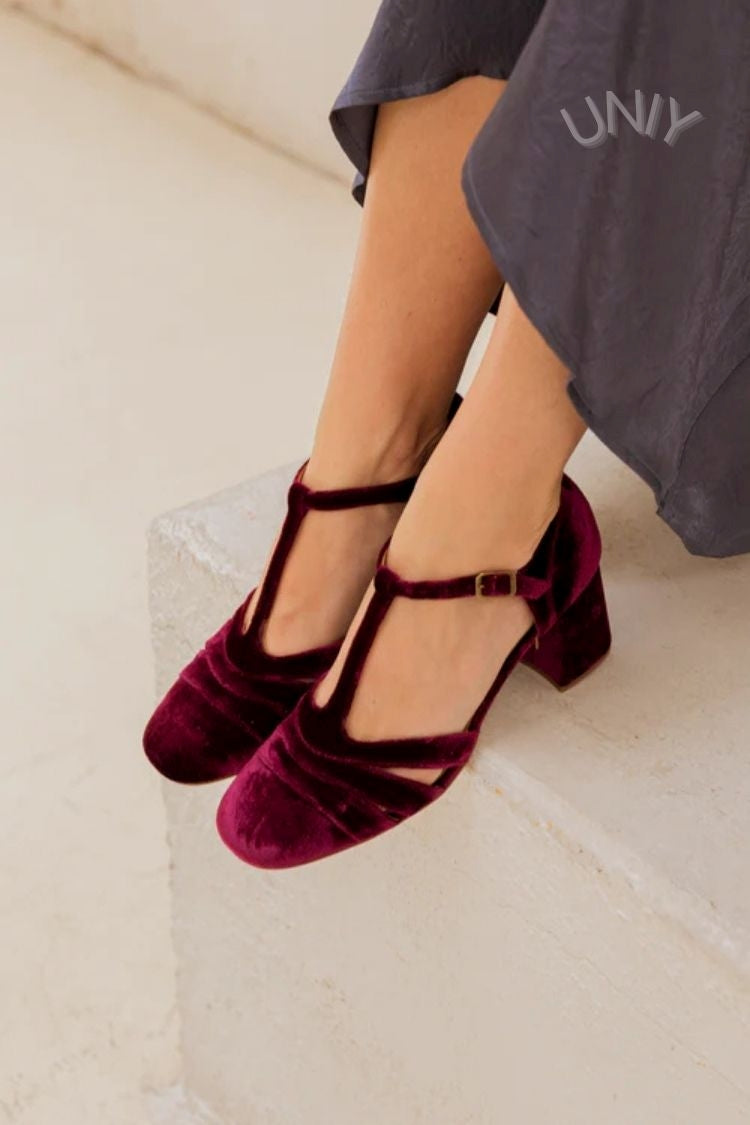 Velours-Pumps mit breitem Cut-out, Schnalle und T-Riemen-Design