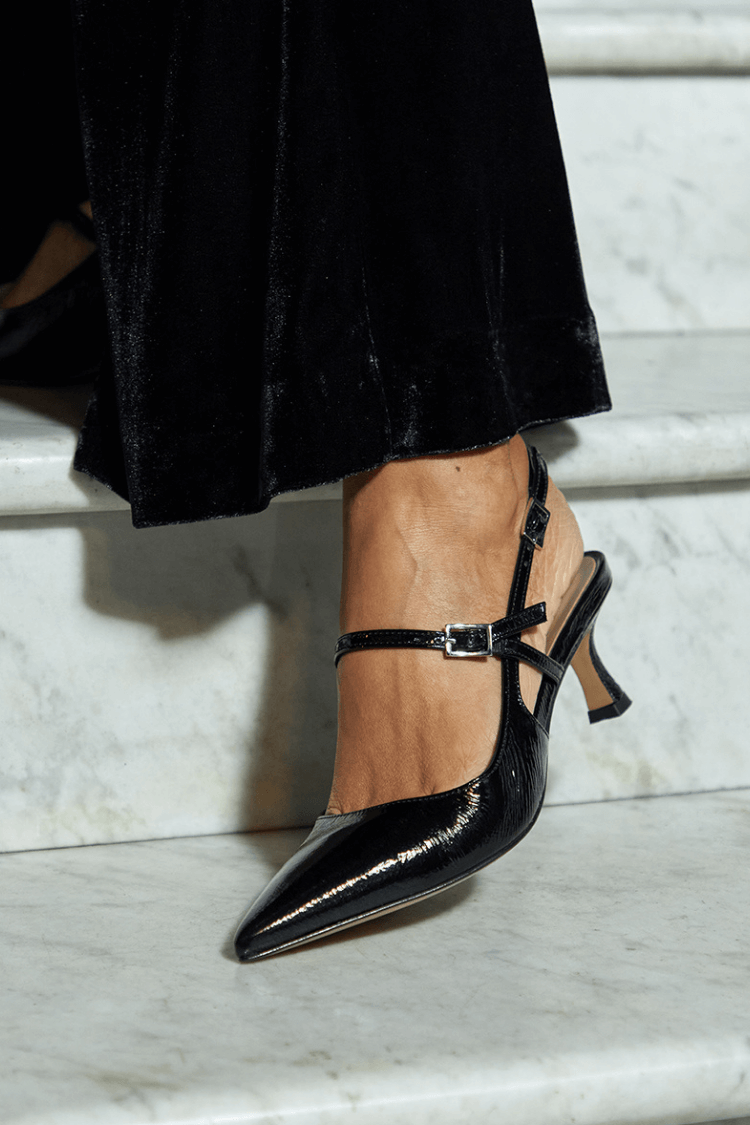 Schwarze Slingback-Pumps mit extra Glanz und spitzem Zehen