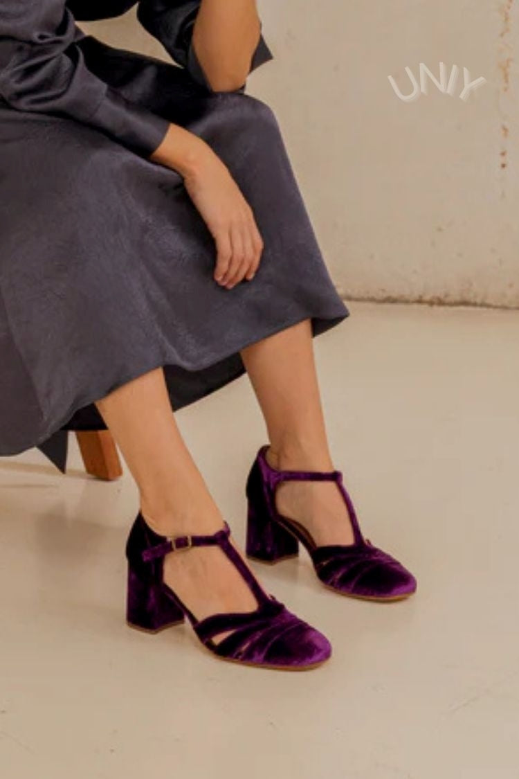 Velours-Pumps mit breitem Cut-out, Schnalle und T-Riemen-Design
