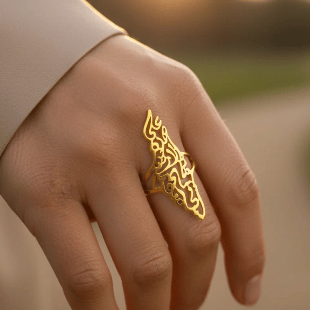 Noorina™ - Zarter Ring mit kalligrafischer Karteninschrift