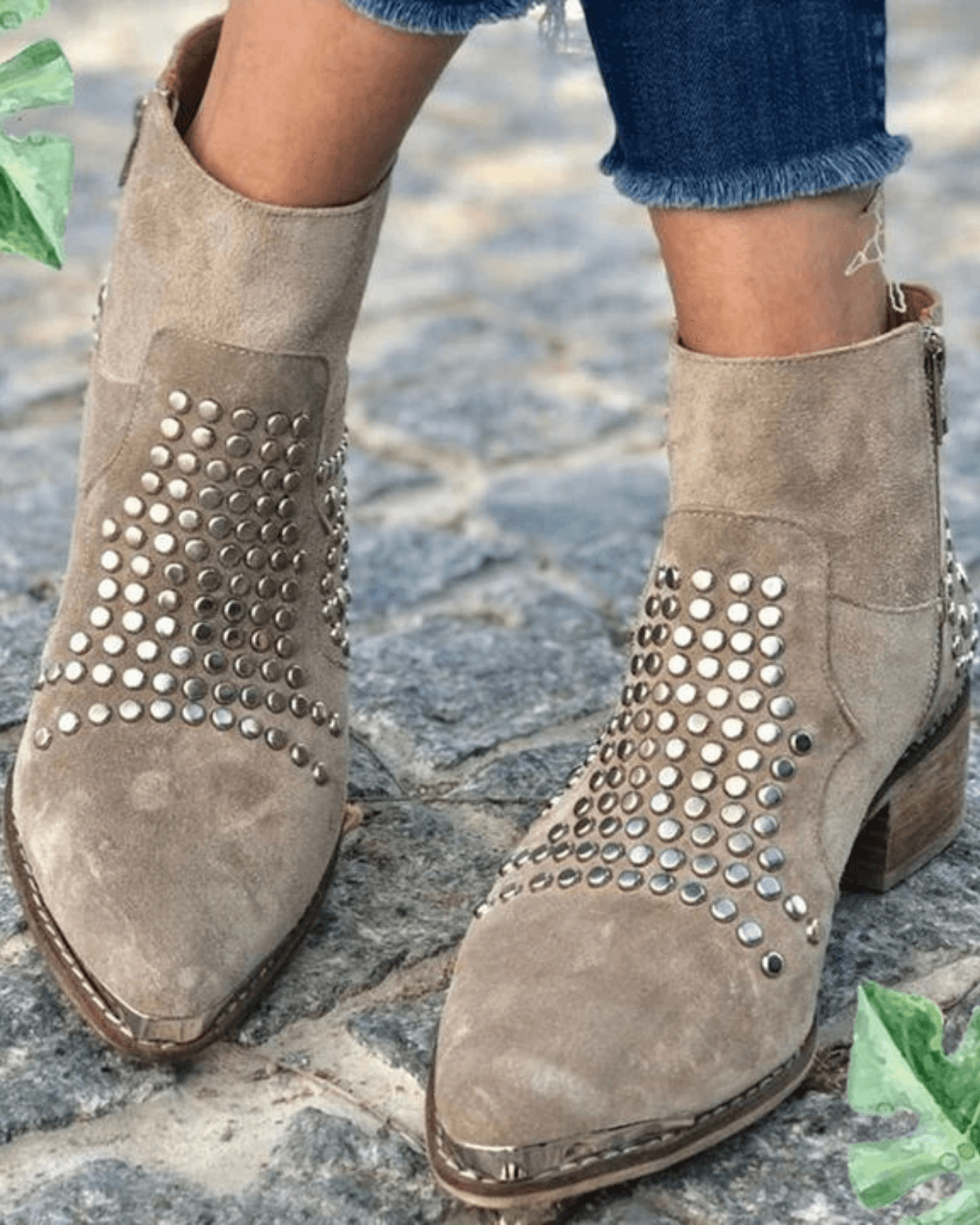 Chunky Wildlederstiefel mit spitzem Zehenbereich und Nietenakzenten