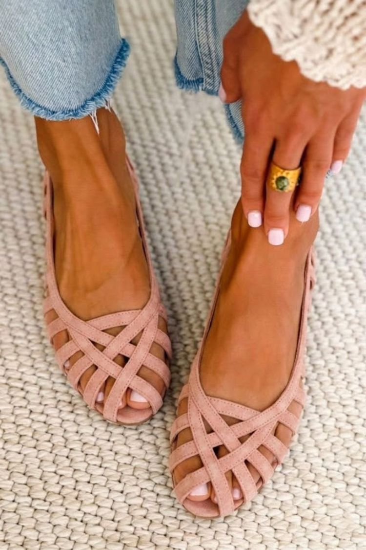Elegante, hohe rosafarbene geflochtene Cut-Out-Ballerinas mit Riemchen
