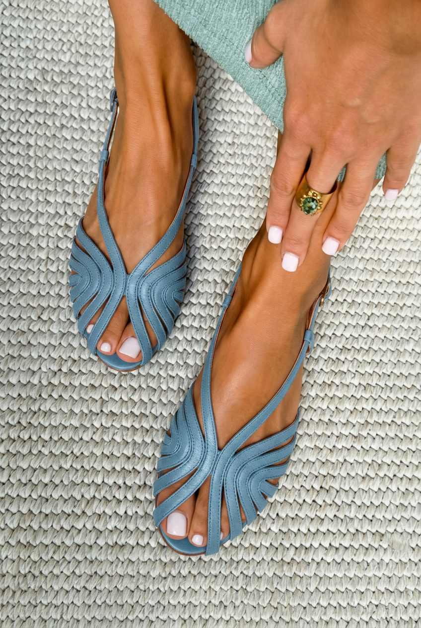 Rote Sommer-Sandalen aus Leder mit Riemen und Käfigmuster, offene Zehenpartie