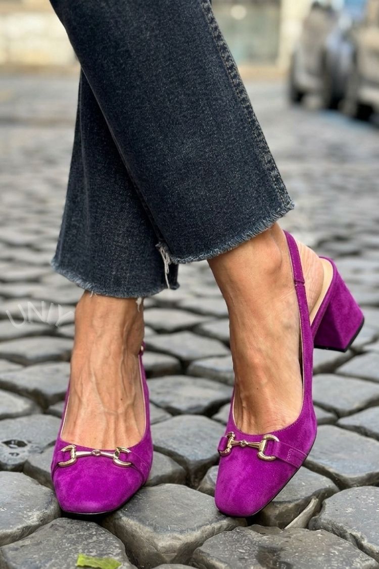Olivefarbene Wildleder-Slingback-Pumps mit Blockabsatz