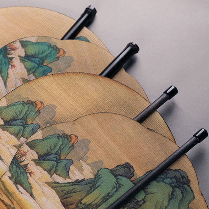 Handgefertigter Bambusfächer mit langem Griff und Rollmechanismus – 'Tausend Meilen von Flüssen und Bergen' im Buddha-Stil