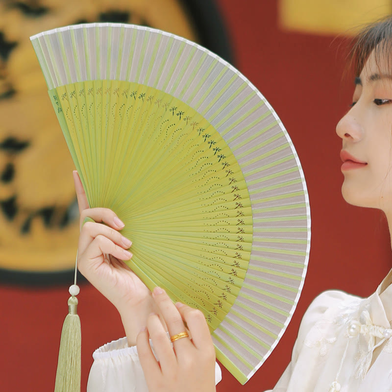 Praktischer Faltfächer aus Maulbeerseide und Bambus mit Buddha-Steinen in einfarbigem Design und Libellenquaste