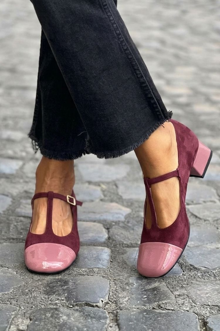 Violette Blockabsatz-Pumps mit runder Spitze, Schnalle und T-Riemen-Design