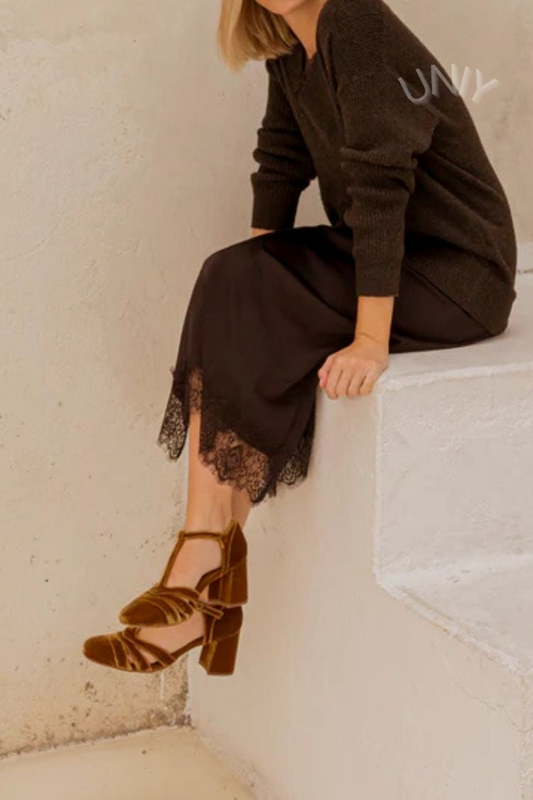 Velours-Pumps mit breitem Cut-out, Schnalle und T-Riemen-Design