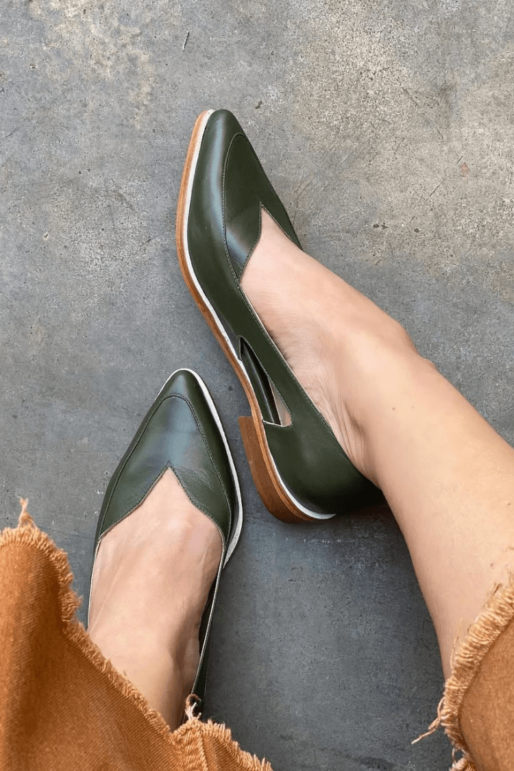 Maritime Ballerinas mit Cut-Outs und spitzem Fuß – lässig in Dunkelblau