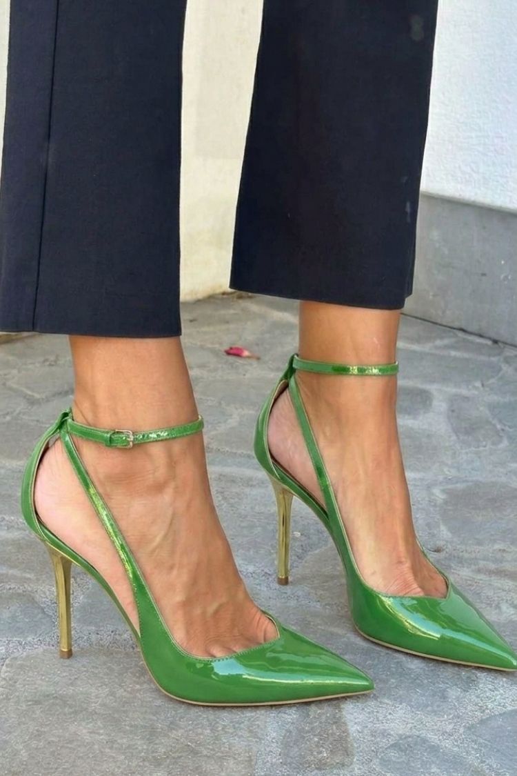 Schwarze Lackpumps mit Knöchelriemen