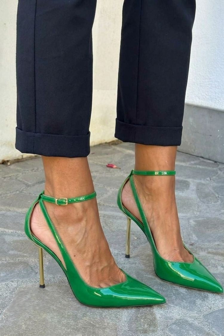 Schwarze Lackpumps mit Knöchelriemen