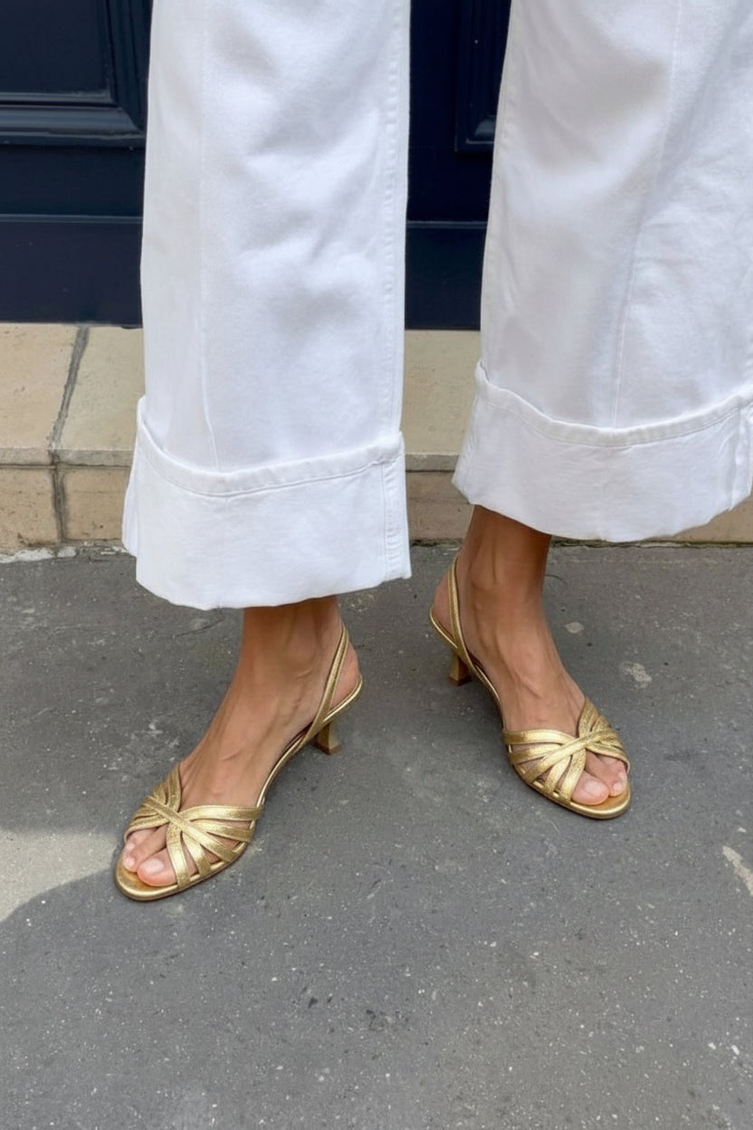 Metallische Slingback-Sandalen mit gekreuzten Riemen und niedrigem Absatz