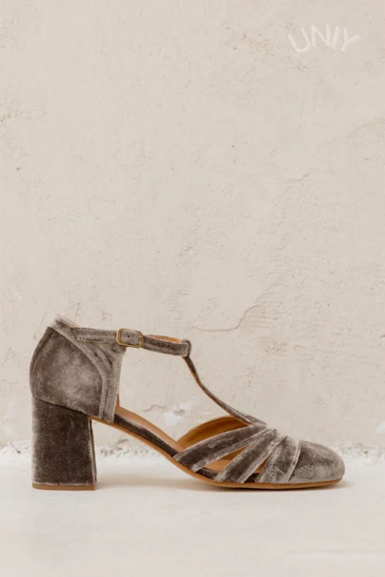 Velours-Pumps mit breitem Cut-out, Schnalle und T-Riemen-Design