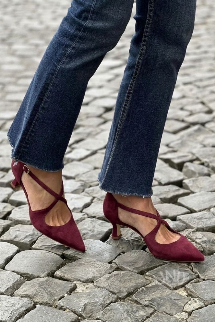 Kaki Pumps mit niedrigem Absatz, spitzem Vorderteil, einfarbiger Schnalle und gekreuzten Riemen