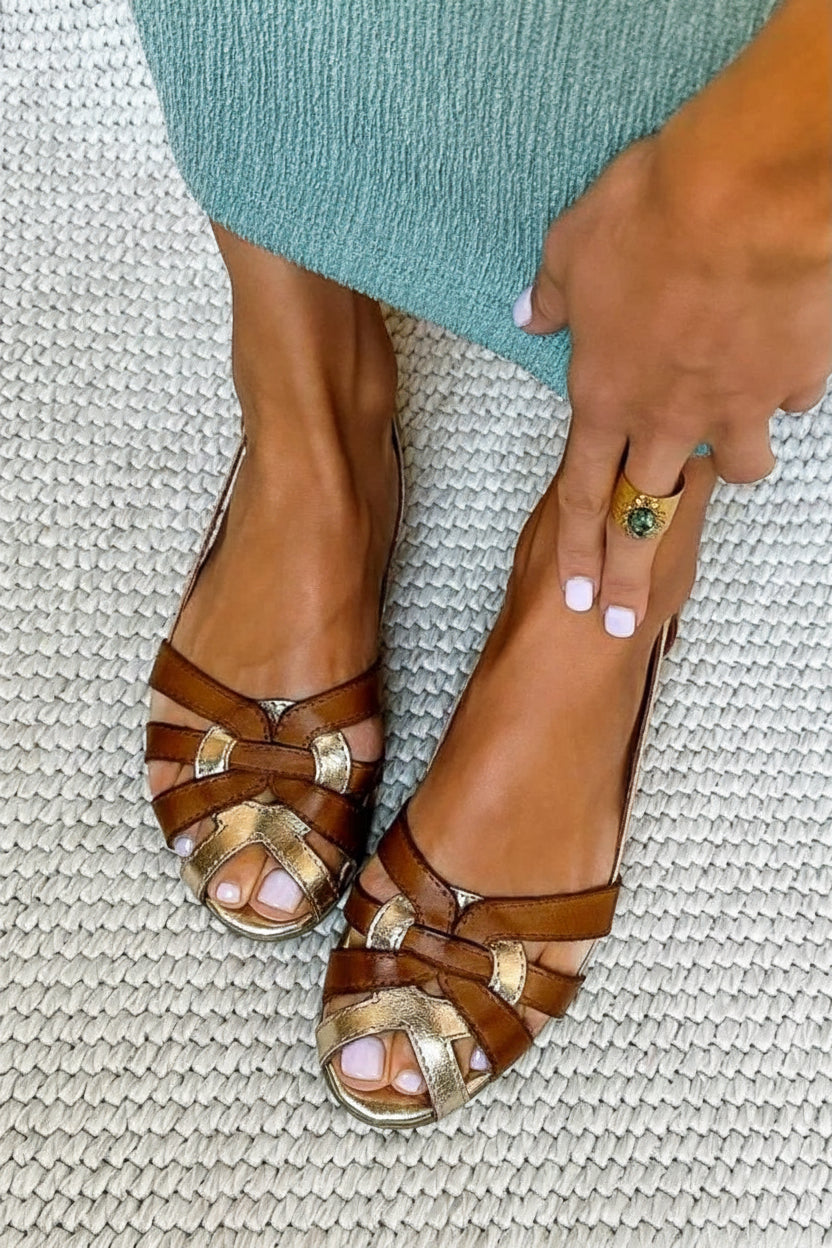 Braune metallisch geflochtene Sommerschuhe mit niedrigem Absatz und Riemen