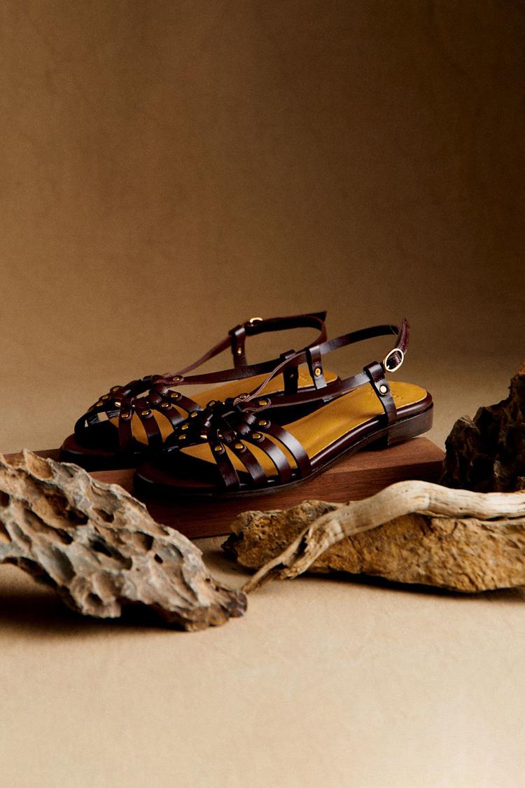 Dunkelbraune Cut-out Peep-Toe Sandalen mit Metallnieten