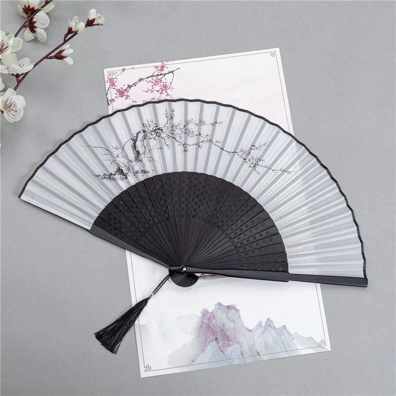 Faltbarer Handfächer aus Seide und Bambus mit Buddha-Motiven, Bergen, Pflaumenblüten, Lotus, Elstern und Bambusblättern – 22,5 cm