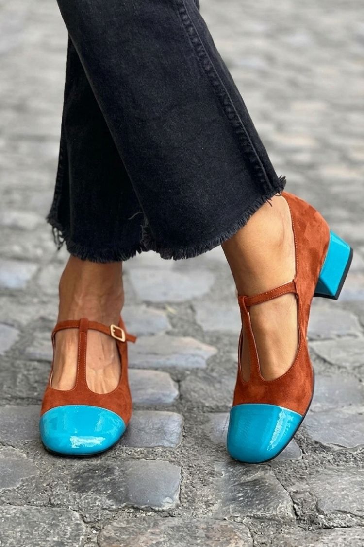 Violette Blockabsatz-Pumps mit runder Spitze, Schnalle und T-Riemen-Design