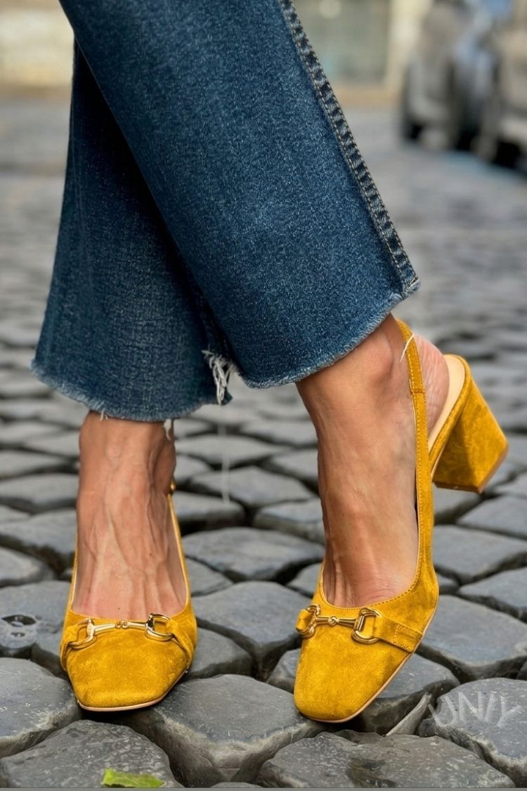 Olivefarbene Wildleder-Slingback-Pumps mit Blockabsatz