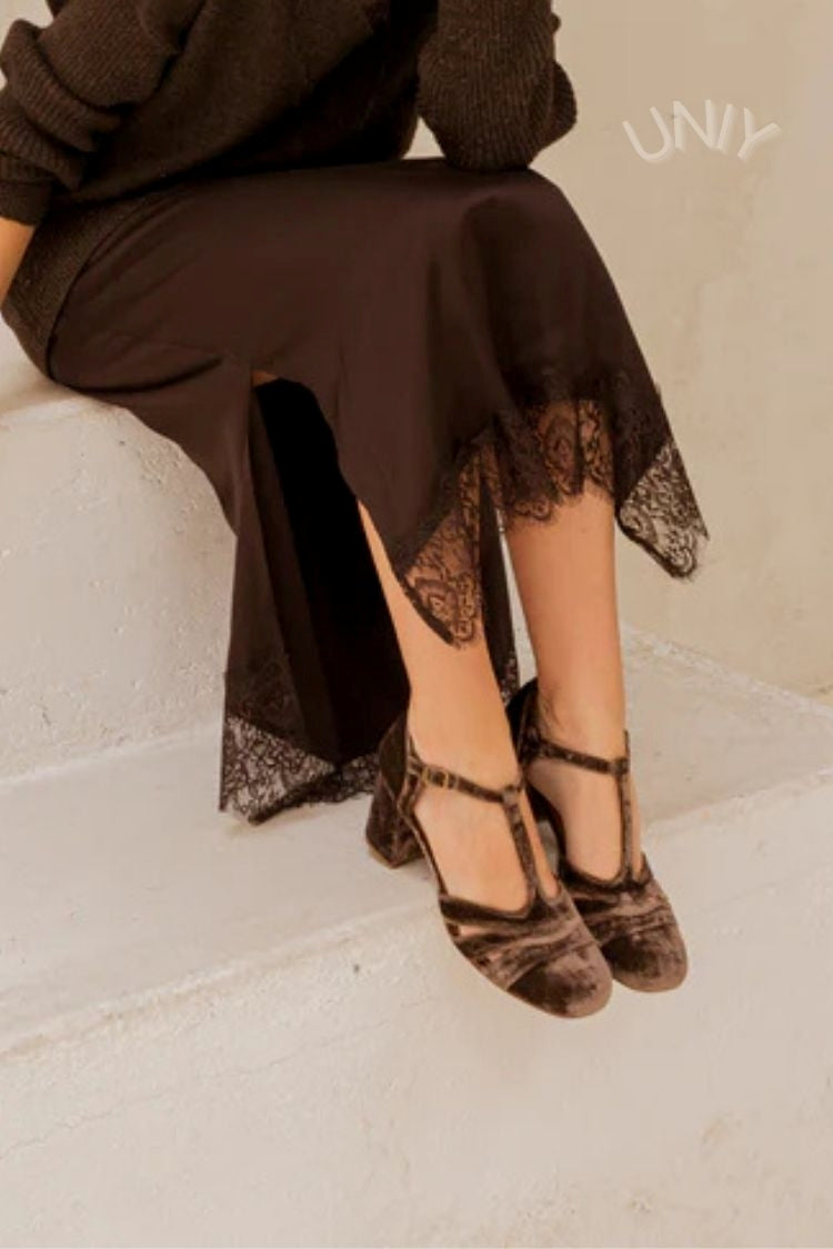 Velours-Pumps mit breitem Cut-out, Schnalle und T-Riemen-Design