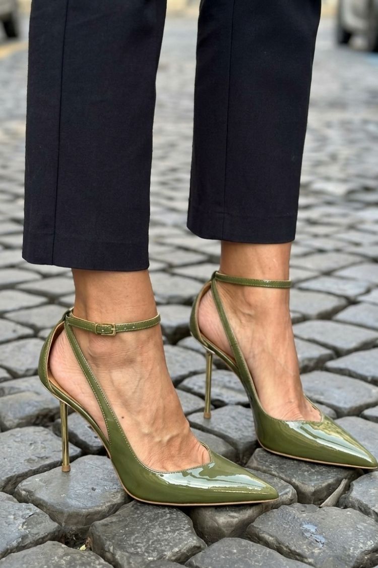Schwarze Lackpumps mit Knöchelriemen