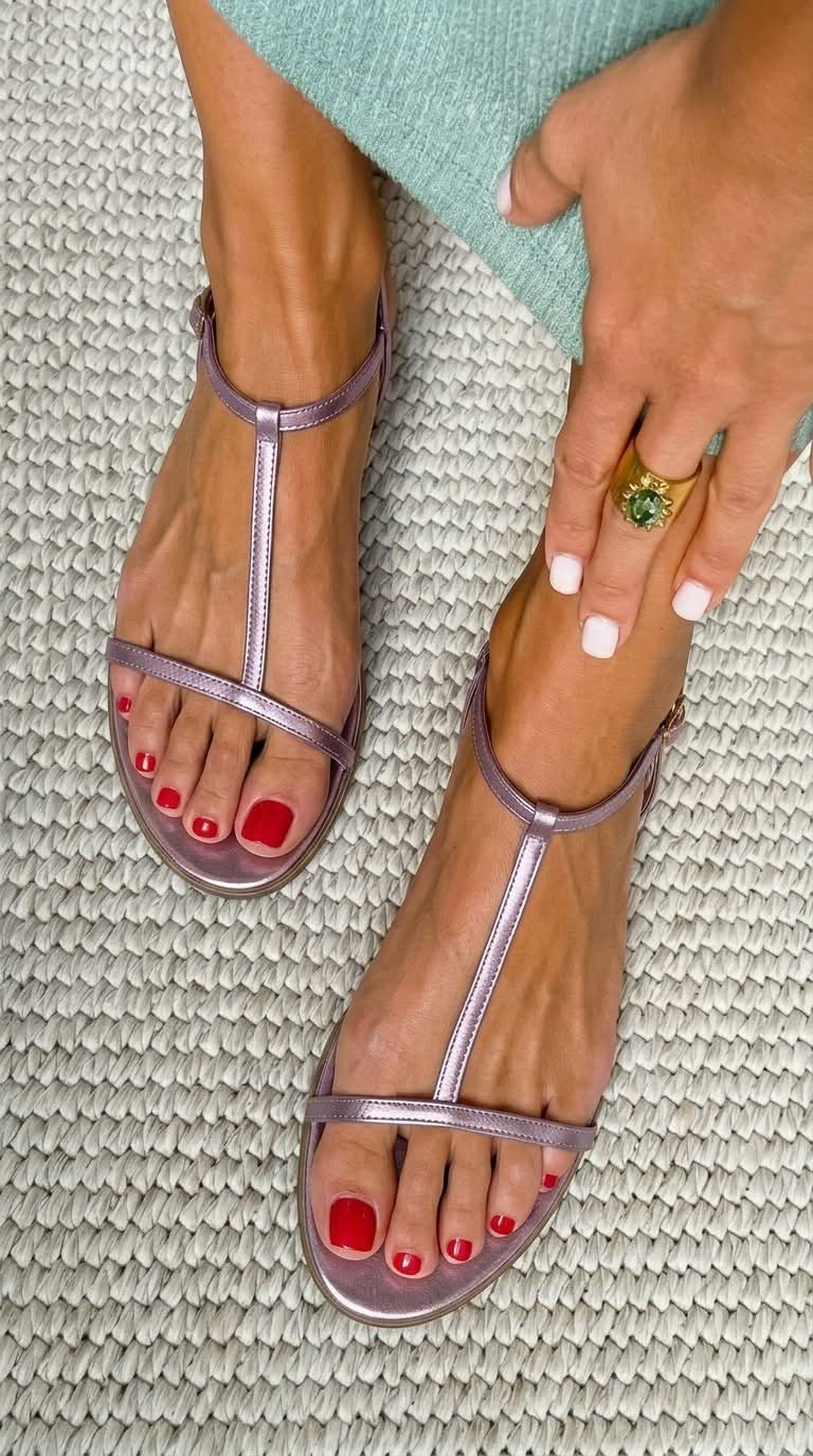 Metallische Sommerschuhe mit flachem Absatz und T-Riemen