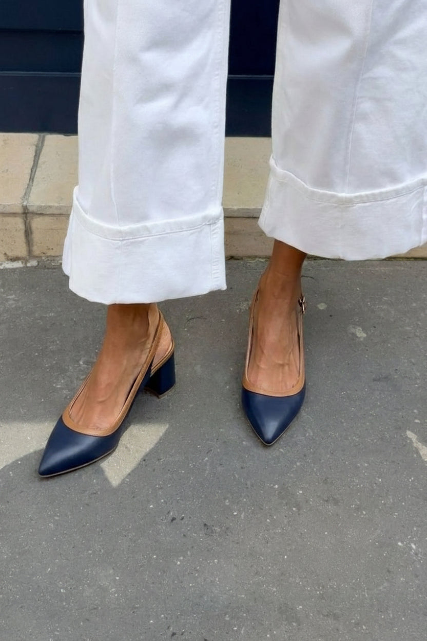 Marineblaue Slingback-Pumps mit Blockabsatz und spitzer Zehenpartie