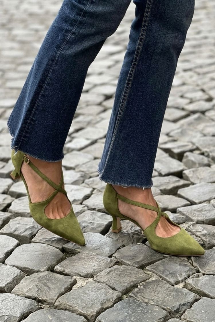 Kaki Pumps mit niedrigem Absatz, spitzem Vorderteil, einfarbiger Schnalle und gekreuzten Riemen