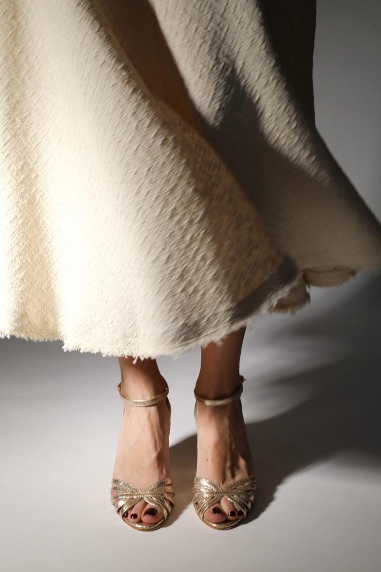 Glänzende Metallic-Gold Peep-Toe-Pumps mit breitem Absatz und Knöchelriemen