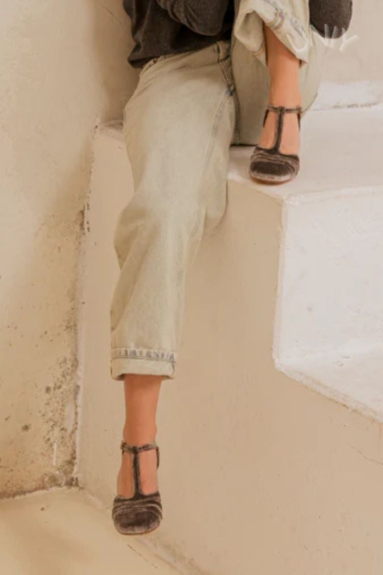 Velours-Pumps mit breitem Cut-out, Schnalle und T-Riemen-Design