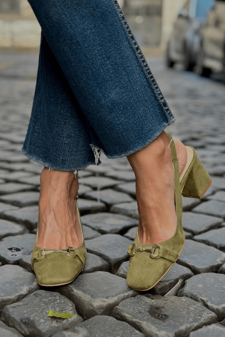 Olivefarbene Wildleder-Slingback-Pumps mit Blockabsatz