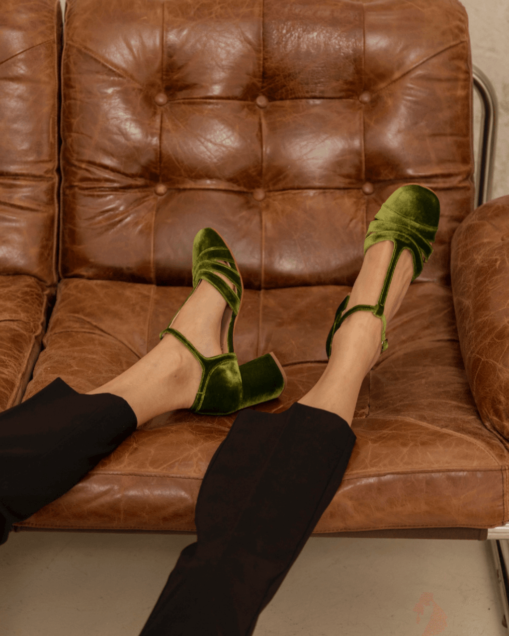 Velours-Pumps mit breitem Cut-out, Schnalle und T-Riemen-Design