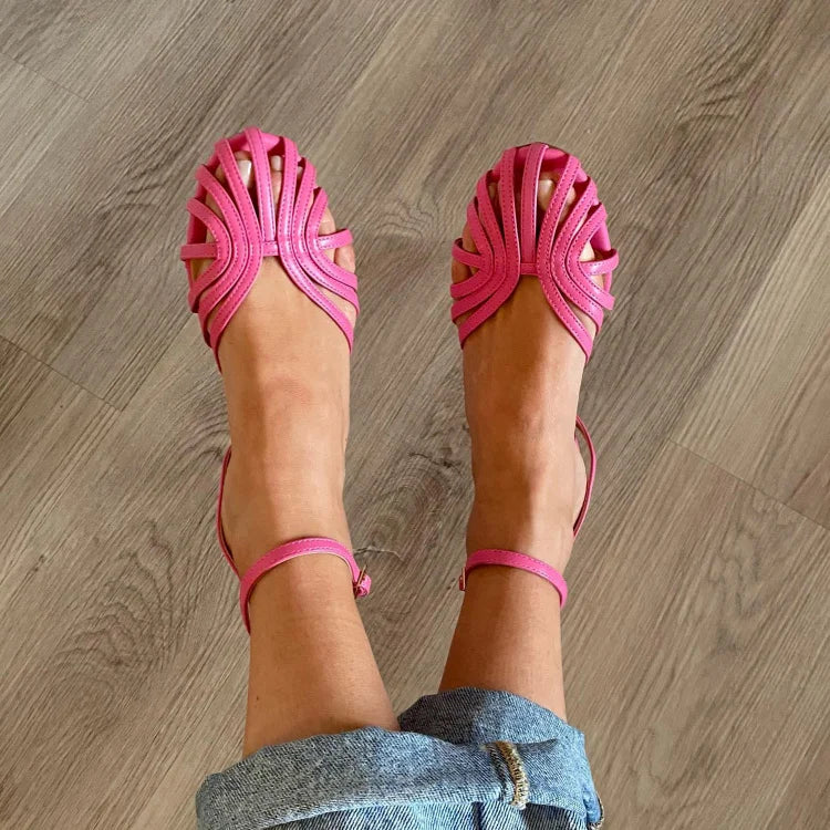 Einfarbige Ballerinas mit runder Spitze und Cut-Outs sowie Knöchelriemen
