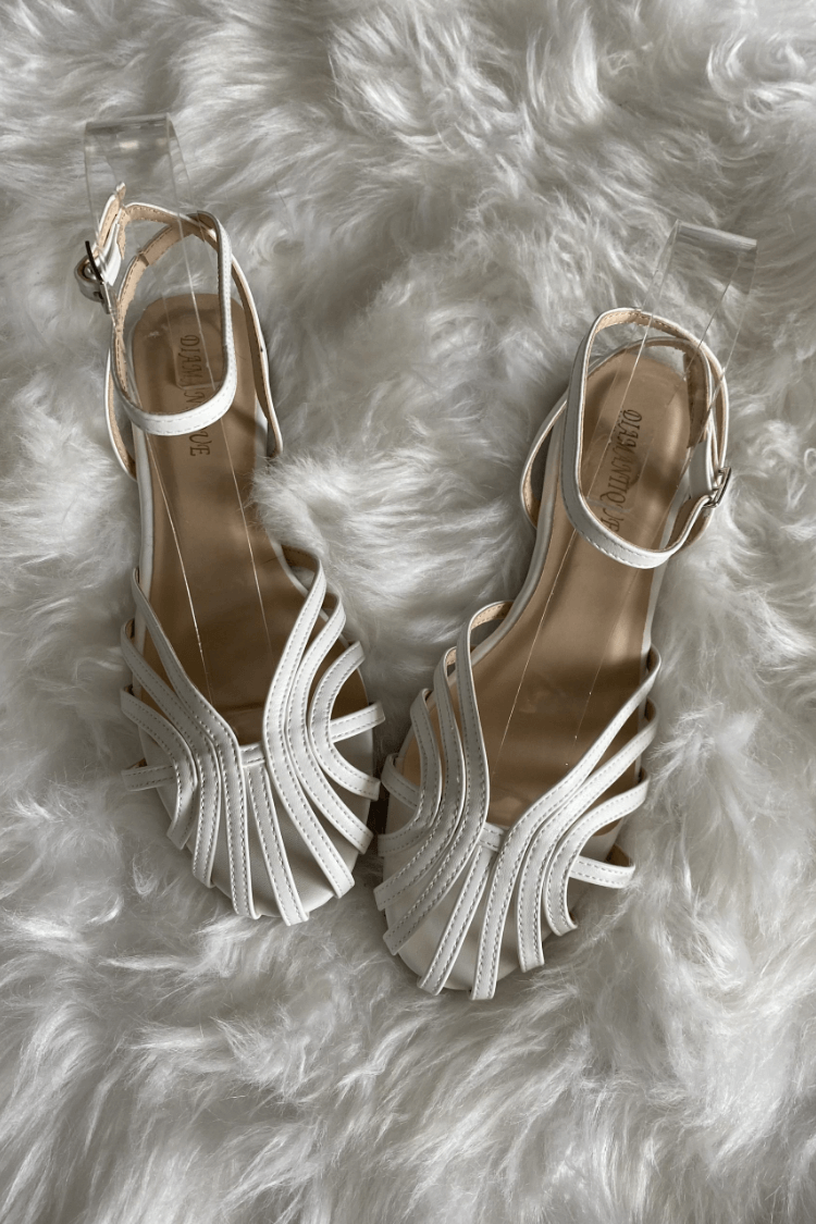 Einfarbige Ballerinas mit runder Spitze und Cut-Outs sowie Knöchelriemen