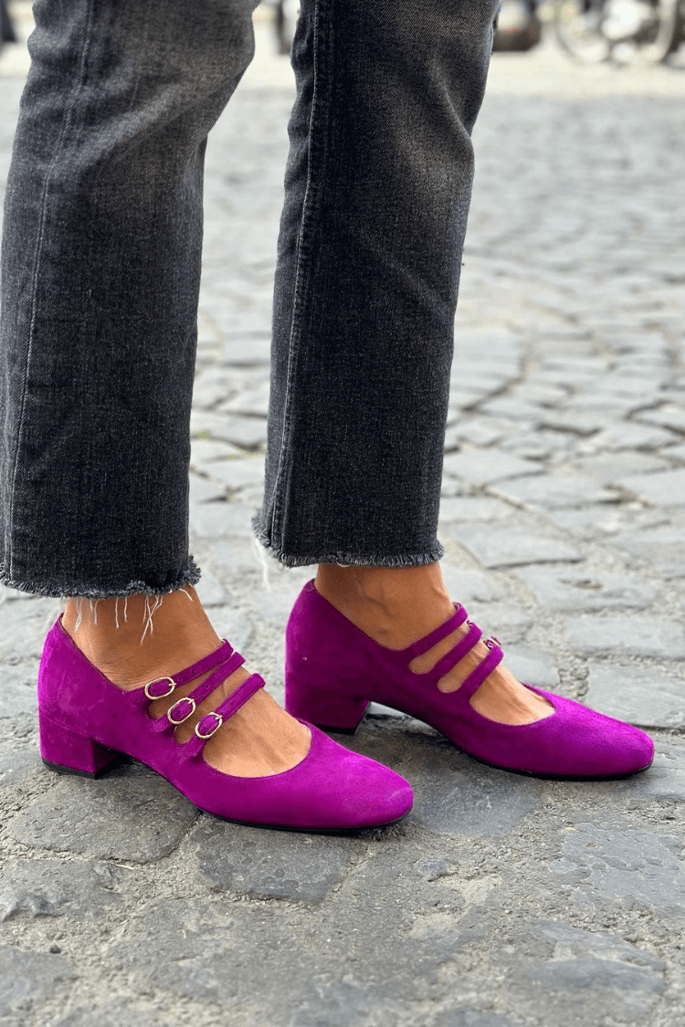 Violette Pumps mit breitem Absatz, quadratischer Spitze und Schnalle