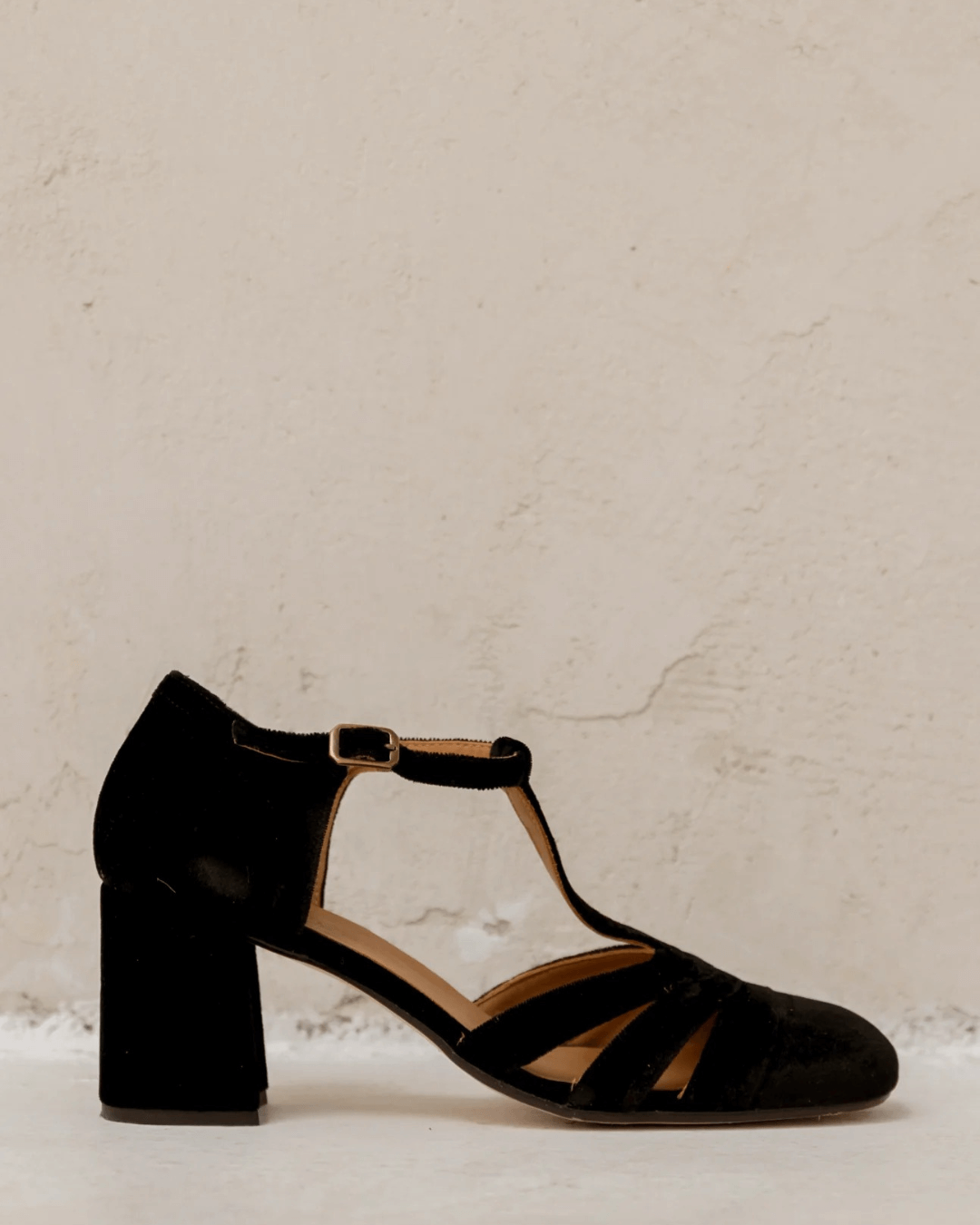 Velours-Pumps mit breitem Cut-out, Schnalle und T-Riemen-Design