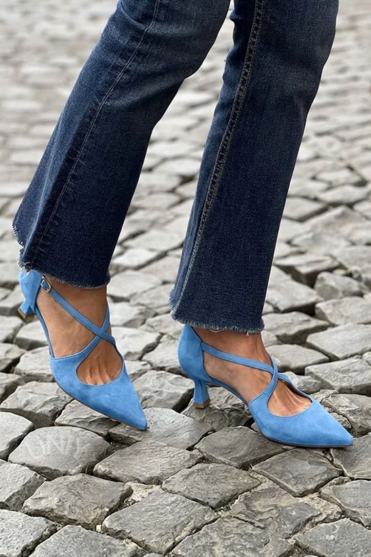 Kaki Pumps mit niedrigem Absatz, spitzem Vorderteil, einfarbiger Schnalle und gekreuzten Riemen