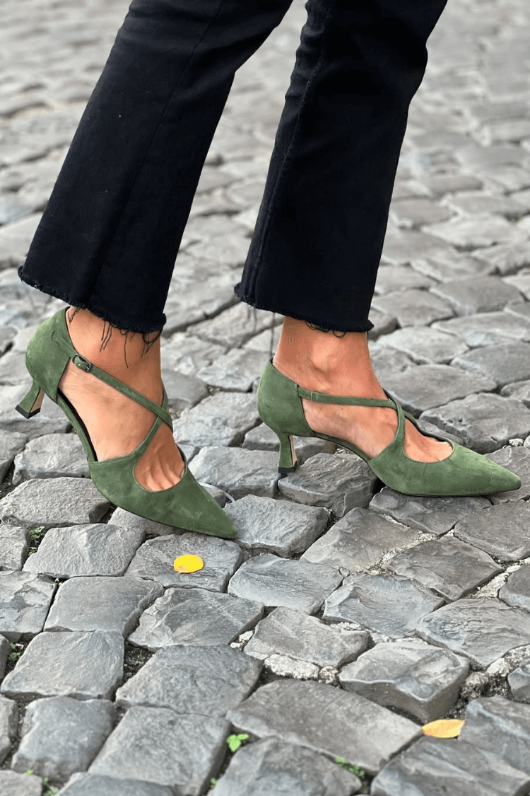 Grüne Wildleder-Kitten-Heels mit spitzem Zehenbereich und gekreuzten Riemen