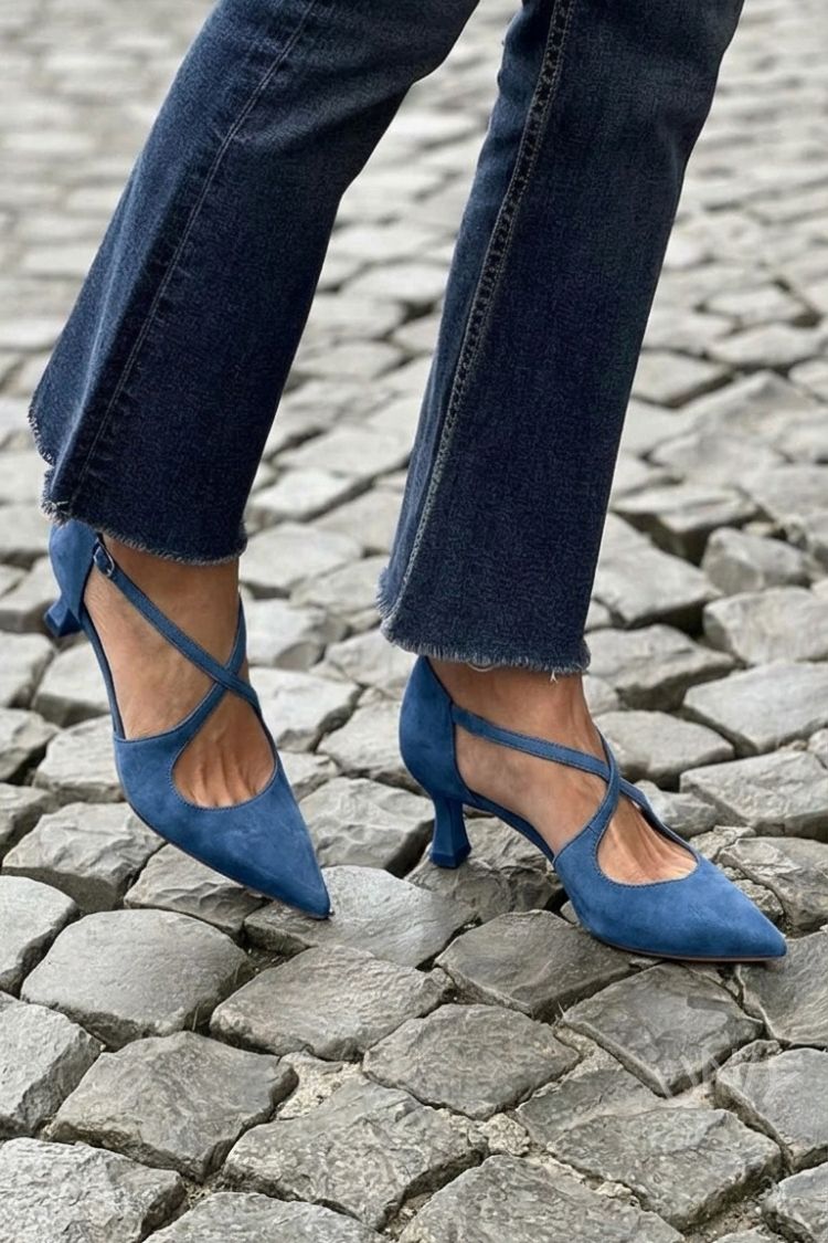 Kaki Pumps mit niedrigem Absatz, spitzem Vorderteil, einfarbiger Schnalle und gekreuzten Riemen