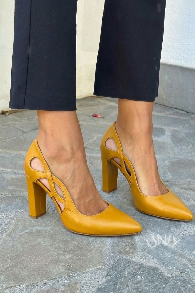 Spitz zulaufende Cut-out Pumps aus Kunstleder mit Blockabsatz