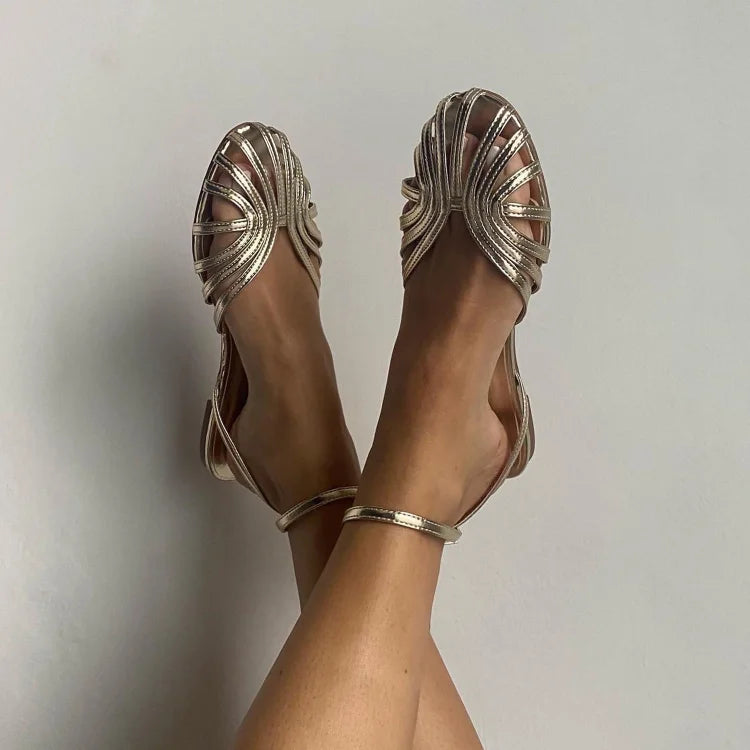 Einfarbige Ballerinas mit runder Spitze und Cut-Outs sowie Knöchelriemen
