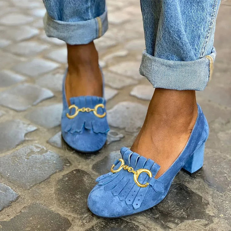 Matte Pumps mit breitem Absatz, runder Spitze, Schnalle und Fransen-Details