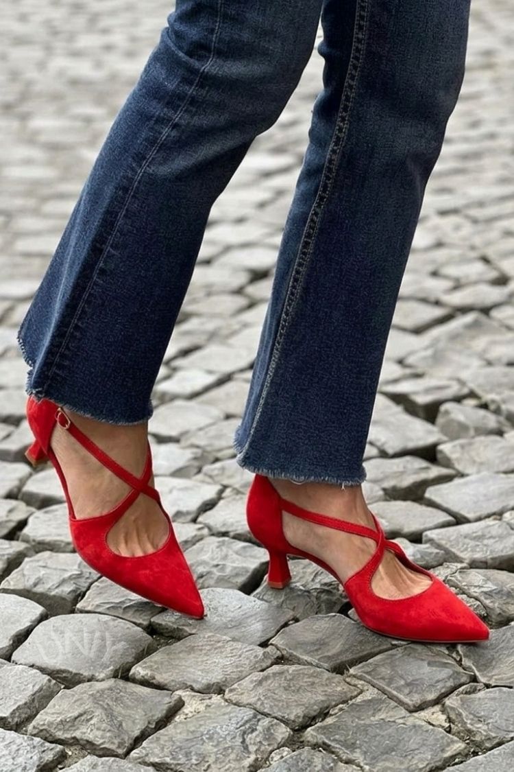 Kaki Pumps mit niedrigem Absatz, spitzem Vorderteil, einfarbiger Schnalle und gekreuzten Riemen